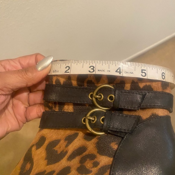 Jaclyn Smith, wedge, leopard texture tile just come above the ankles - Picture 13 of 16